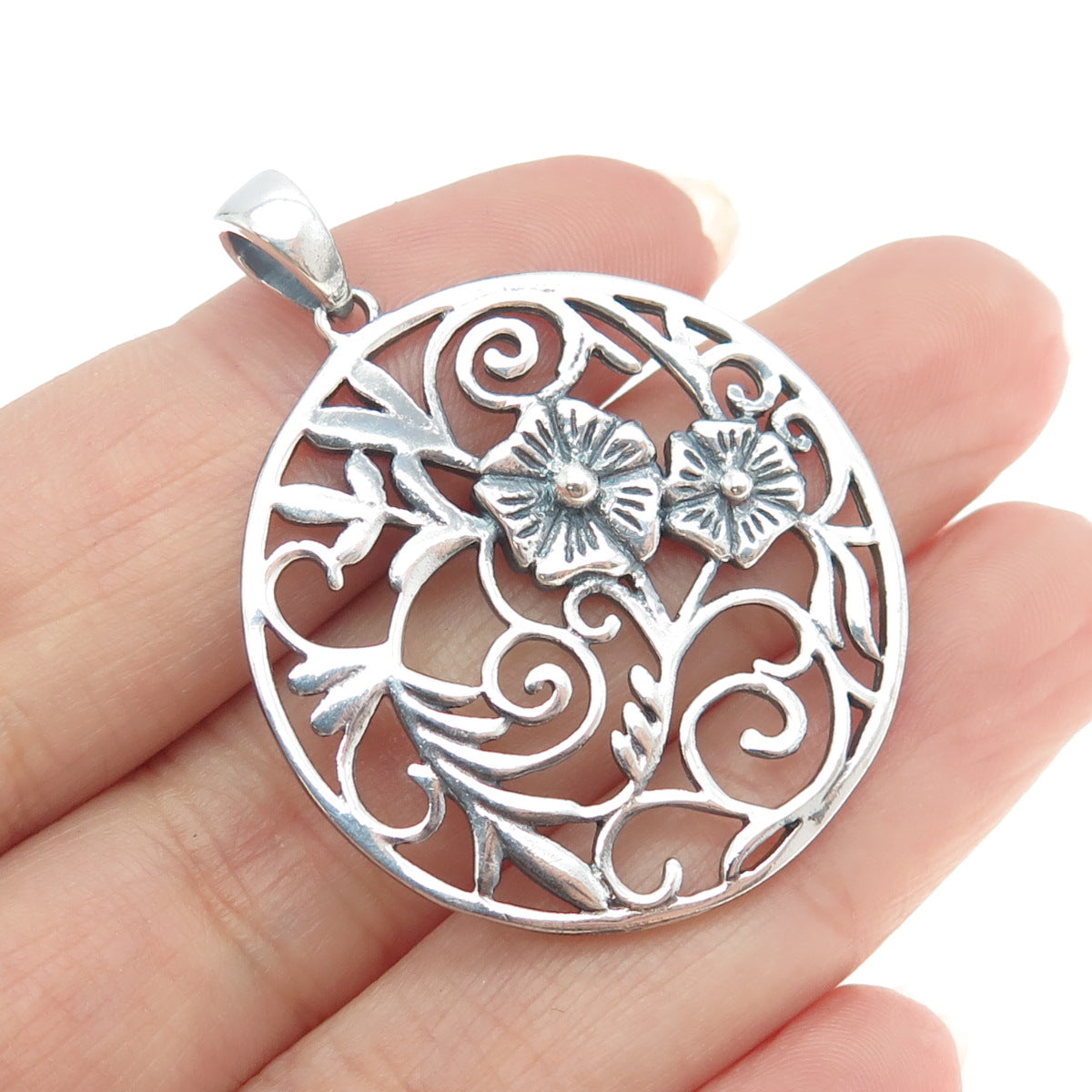 925 Sterling Silver Vintage Floral Ornate Round Pendant