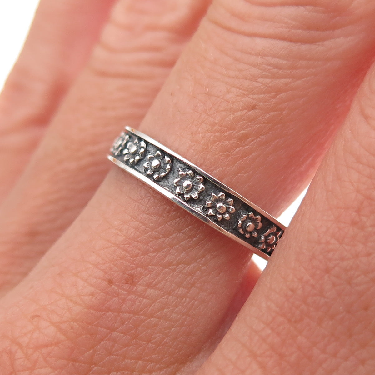 925 Sterling Silver Vintage Flower All Around Oxidized Band Ring Size 8