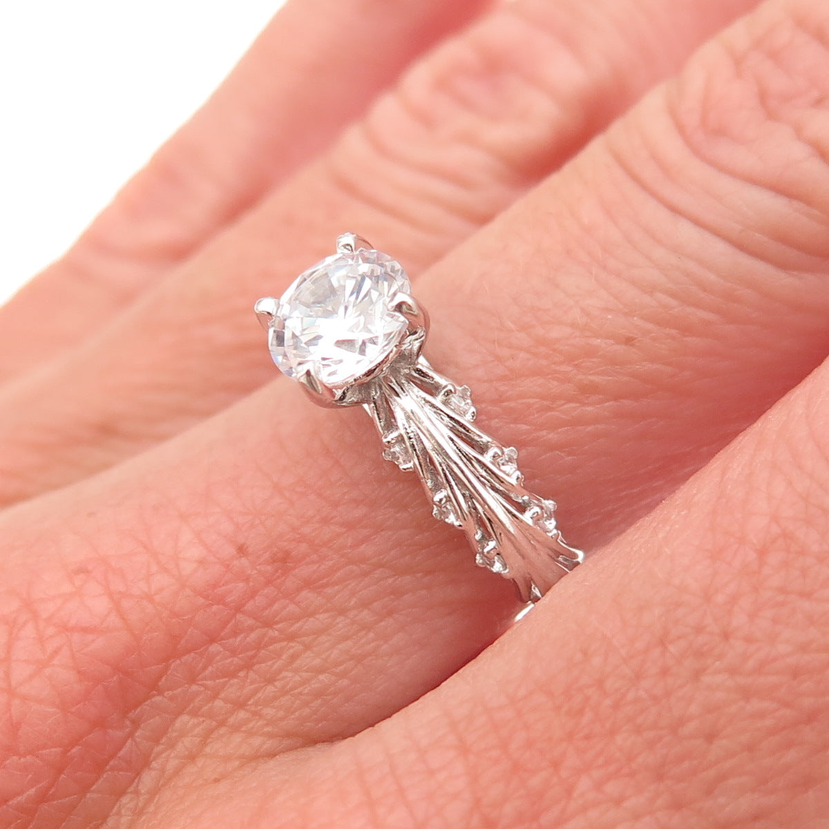 Jeulia 925 Sterling Silver Round-Cut C Z Engagement Ring Size 8