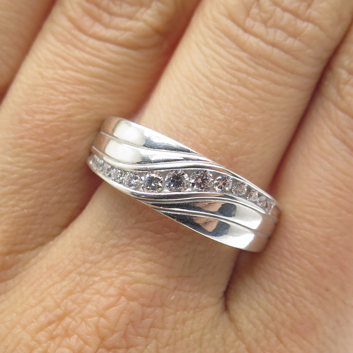 925 Sterling Silver Graduated Round-Cut C Z Wavy Ring Size 10