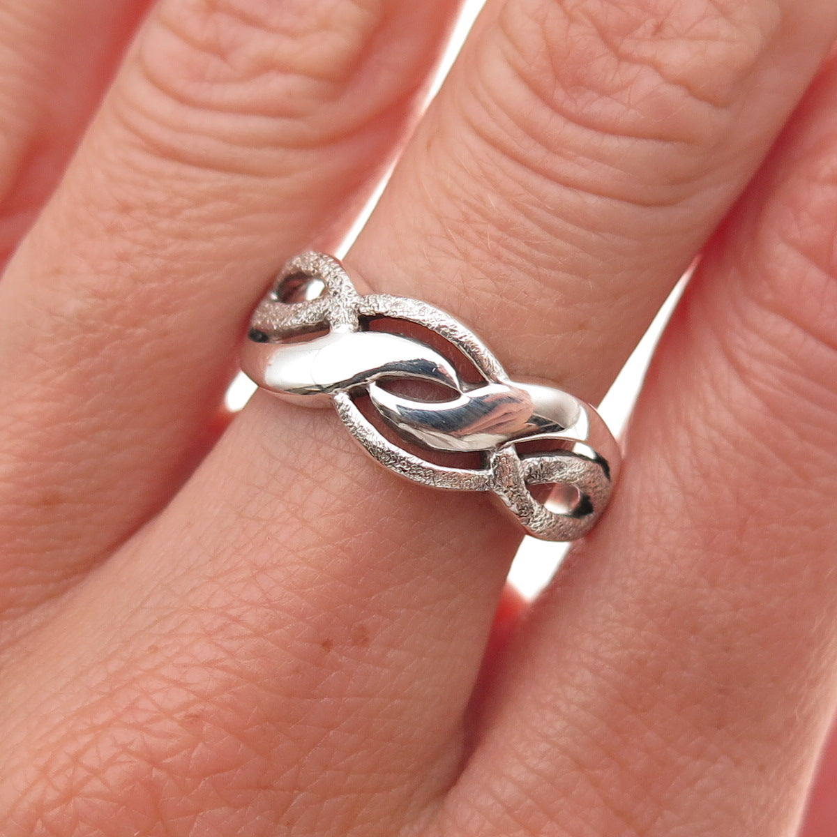 925 Sterling Silver Vintage Modernist Wavy Oxidized Ring Size 8