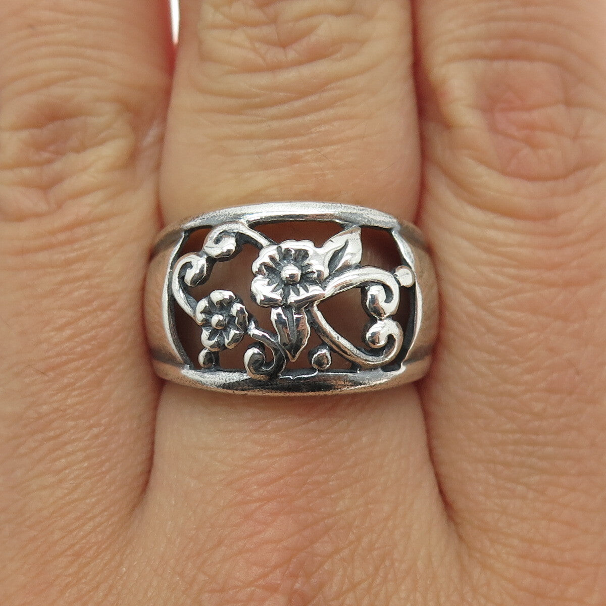 925 Sterling Silver Vintage Flower Blossom Oxidized Ring Size 7.25