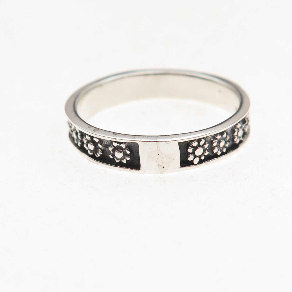 925 Sterling Silver Vintage Flower All Around Oxidized Band Ring Size 8