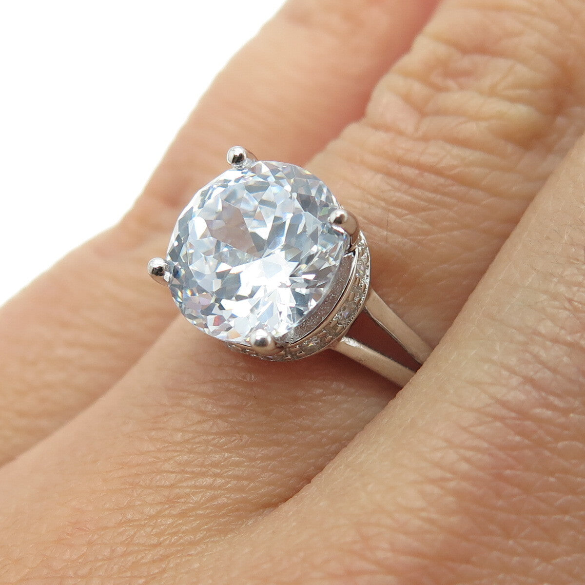 925 Sterling Silver White & Blue Round-Cut Shaped C Z Ring Size 6