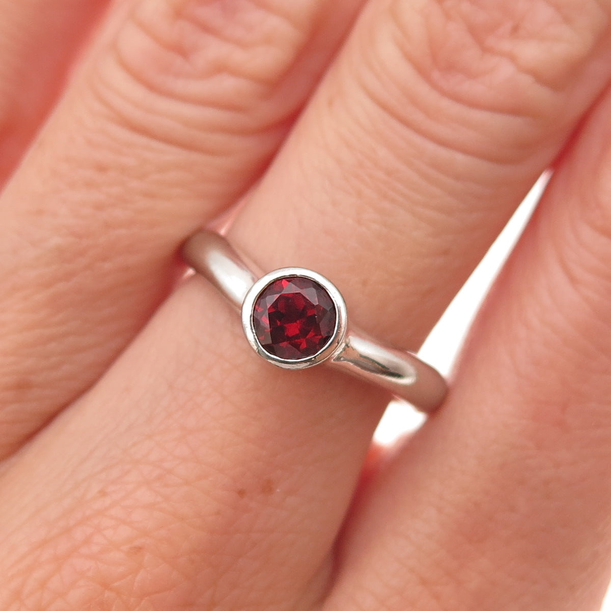 925 Sterling Silver Vintage Real Round-Cut Red Garnet Ring Size 7.25