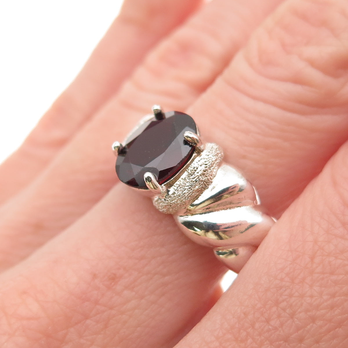 925 Sterling Silver Vintage Real Oval-Cut Red Garnet Modernist Ring Size 9
