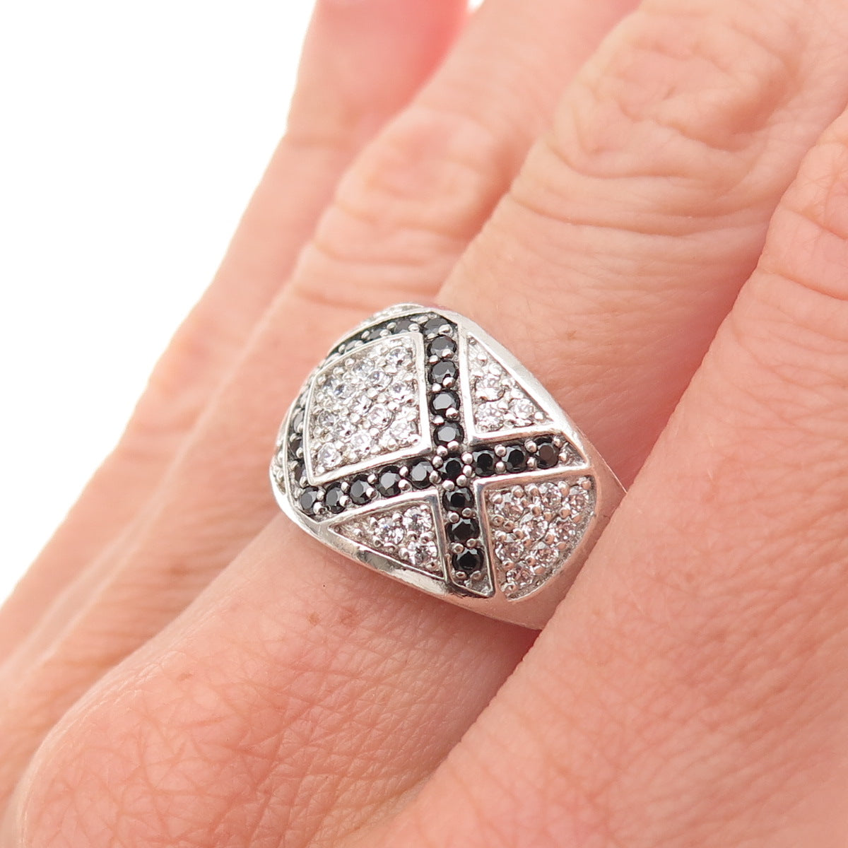 925 Sterling Silver Round-Cut Black & White C Z Zig Zag Ring Size 6.75
