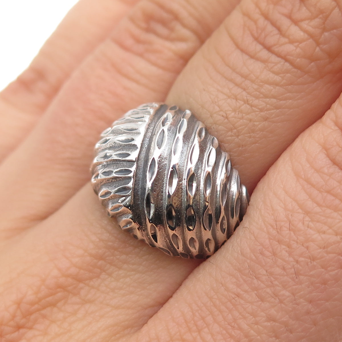925 Sterling Silver Vintage Modernist Diamond-Cut Dome Oxidized Ring Size 7