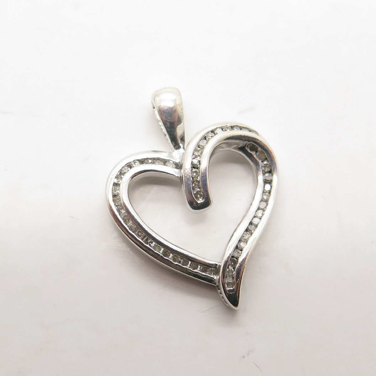 HN HENG NGAI 925 Sterling Silver Real Round-Cut Diamond Heart Pendant