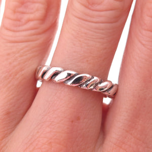 925 Sterling Silver Vintage Twisted Oxidized Band Ring Size 7.5