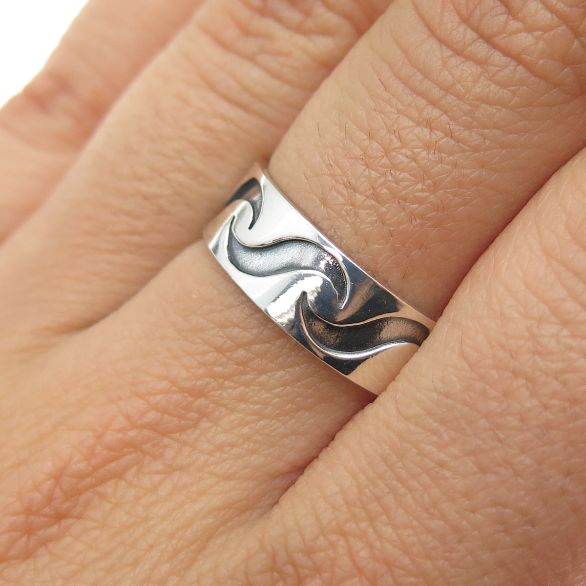 925 Sterling Silver Vintage All Around Wavy Oxidized Band Ring Size 8