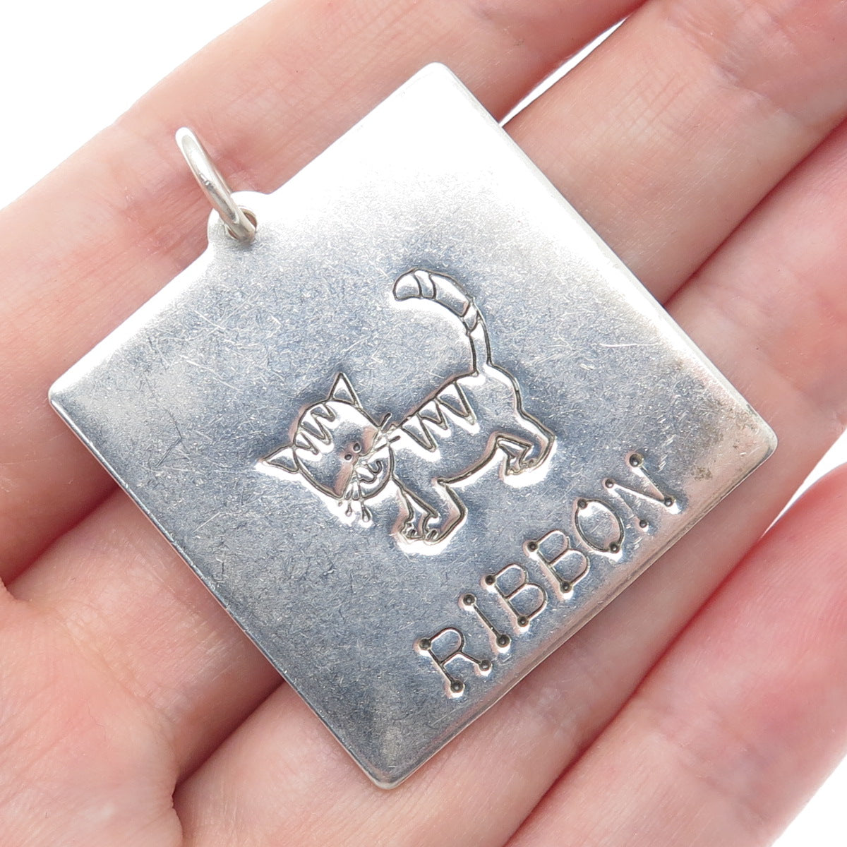 LUCY ANN ELEMENTS 925 Sterling Silver Vintage USA Ribbon Kitty Tag Pendant