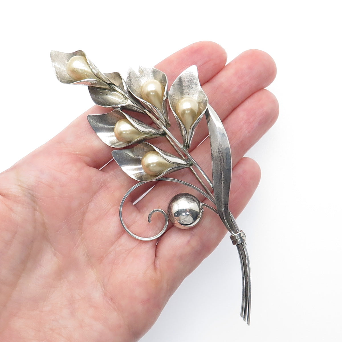 TRUART Sterling Silver Vintage Faux Pearl Calla Lily Flower Oxidized Pin Brooch