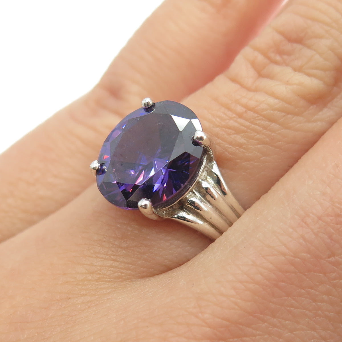 925 Sterling Silver Oval-Cut Purple-Color C Z Ring Size 7