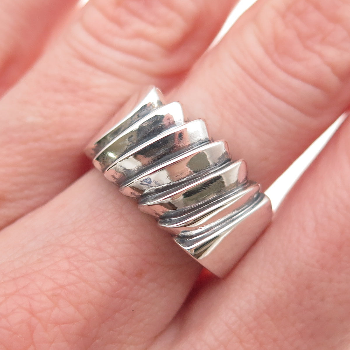 925 Sterling Silver Vintage Modernist Ribbed Oxidized Ring Size 7.75
