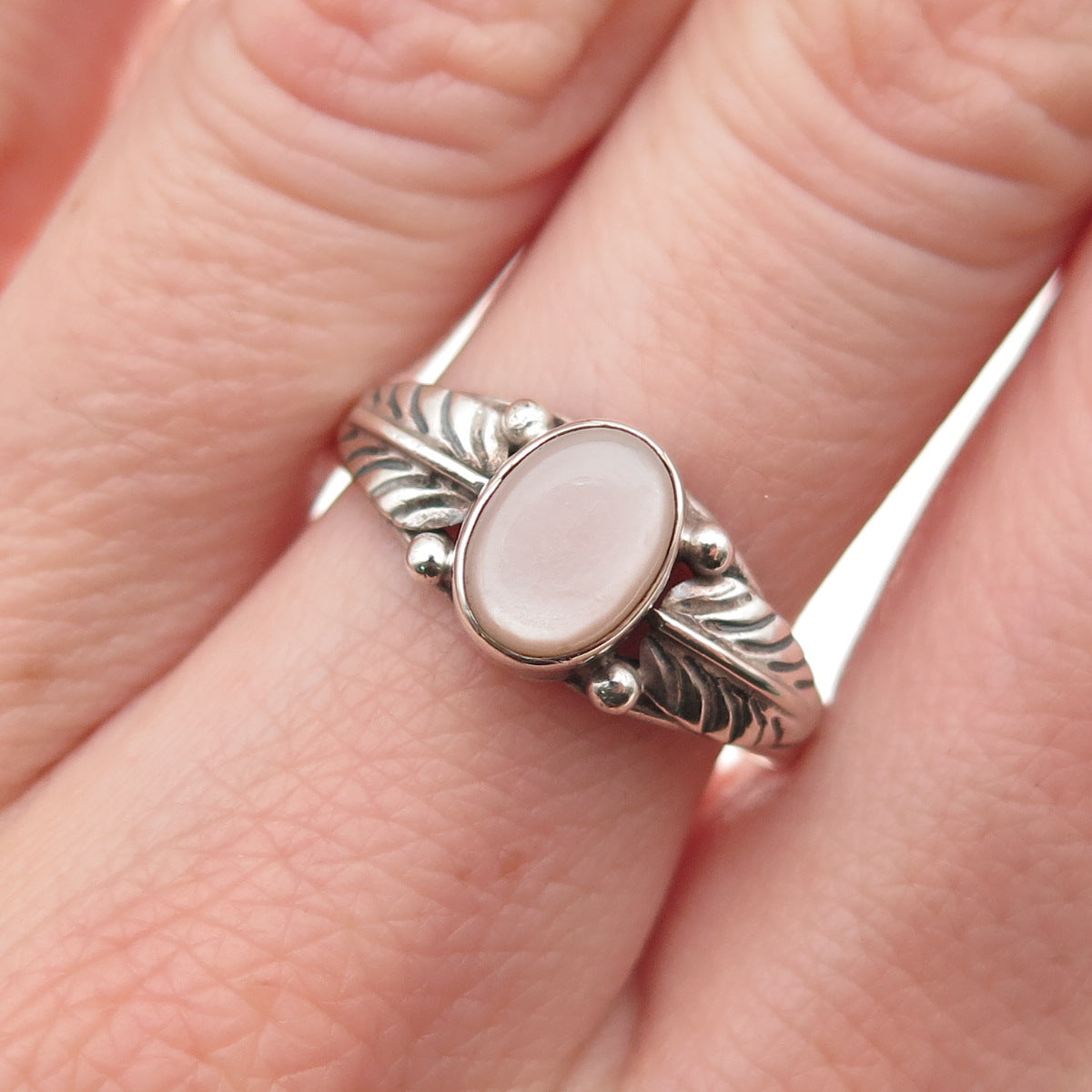 Old Pawn Sterling Silver Vintage Southwestern MOP Feather Tribal Ring Size 8.5