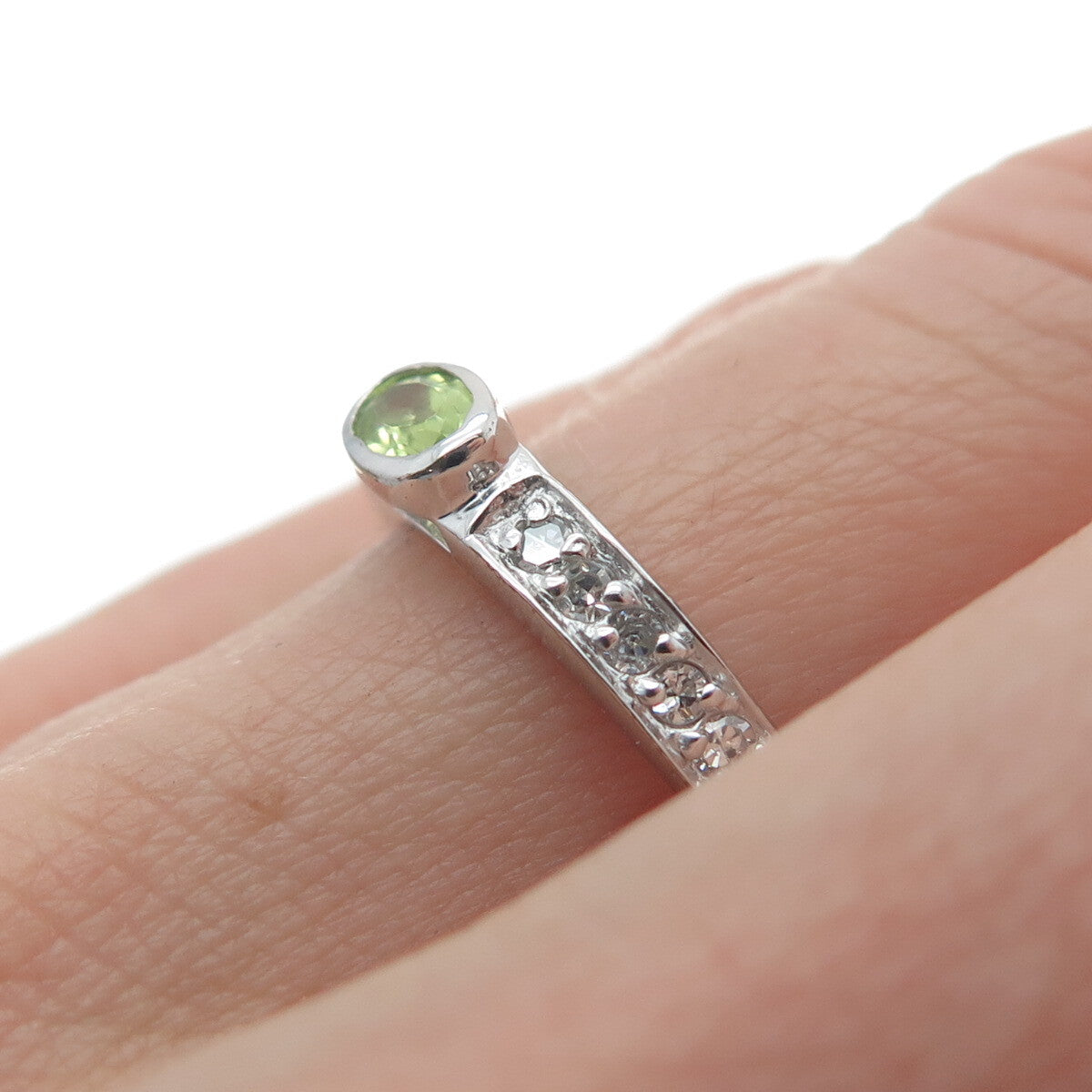 925 Sterling Silver Real Round-Cut Diamond & Oval-Cut Peridot Ring Size 7.25