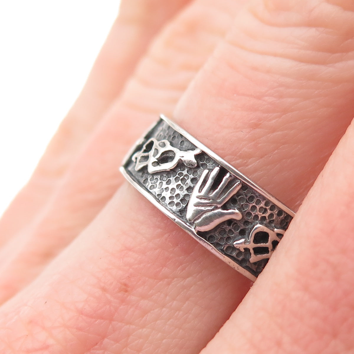 925 Sterling Silver Vintage Hand Palm & Hearts Oxidized Band Ring Size 7.75