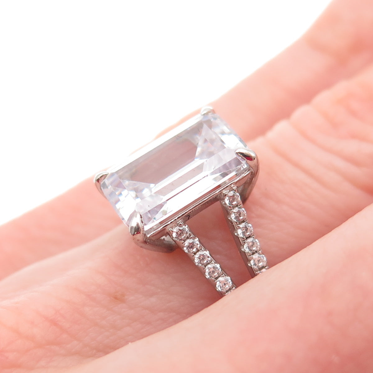 DSMK 925 Sterling Silver Emerald & Round-Cut C Z Engagement Ring Size 6.25