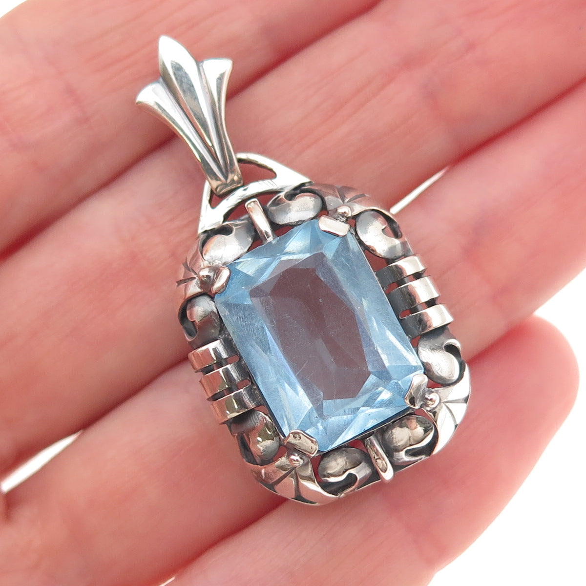 835 Silver Vintage Radiant-Cut Blue Glass Floral Oxidized Charm Pendant