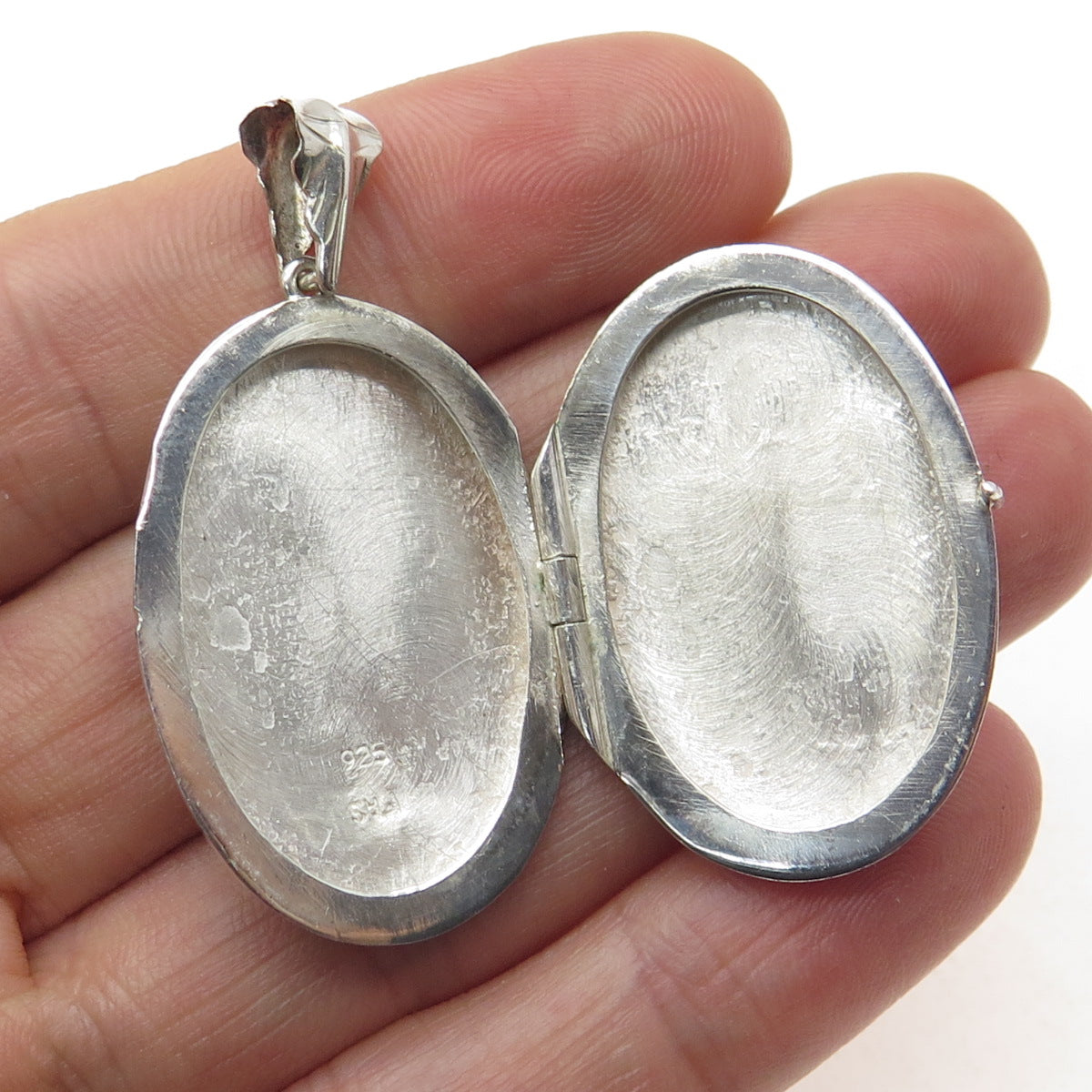 925 Sterling Silver Vintage Engraved Oval Locket Pendant