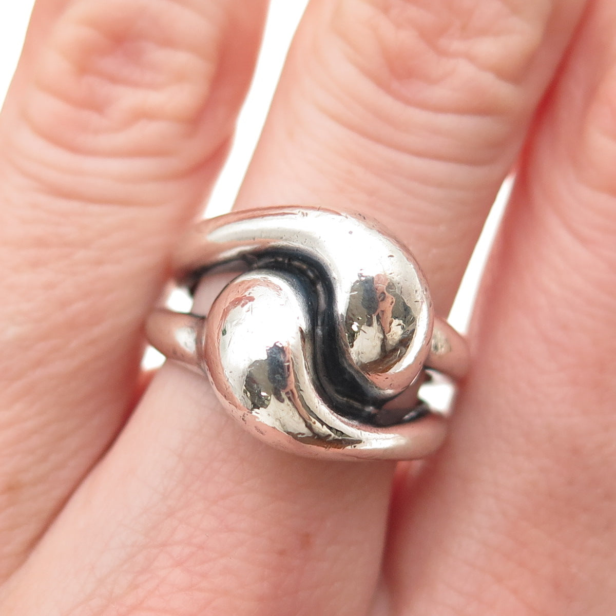 925 Sterling Silver Vintage Modernist Interlocked Yin Yang Oxidized Ring Size 7