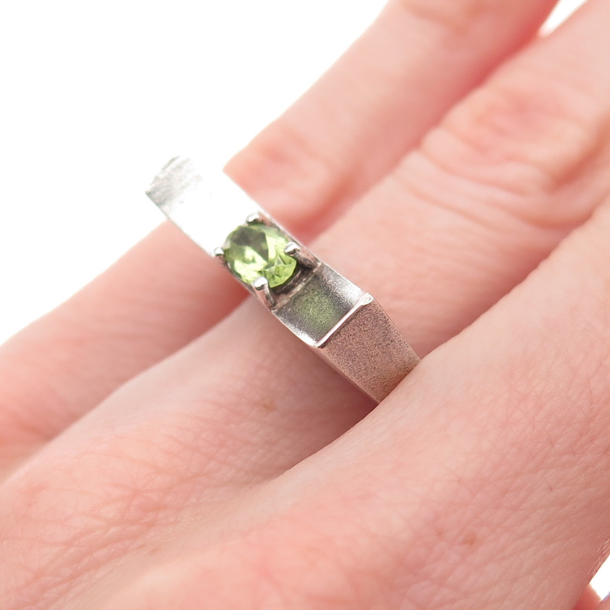 925 Sterling Silver Vintage Real Peridot Modernist Oxidized Ring Size 6