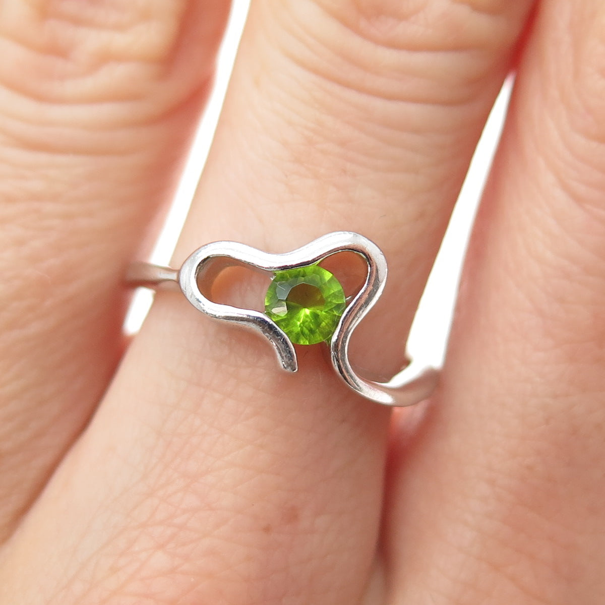 925 Sterling Silver Real Round-Cut Peridot Modernist Heart Ring Size 6.75