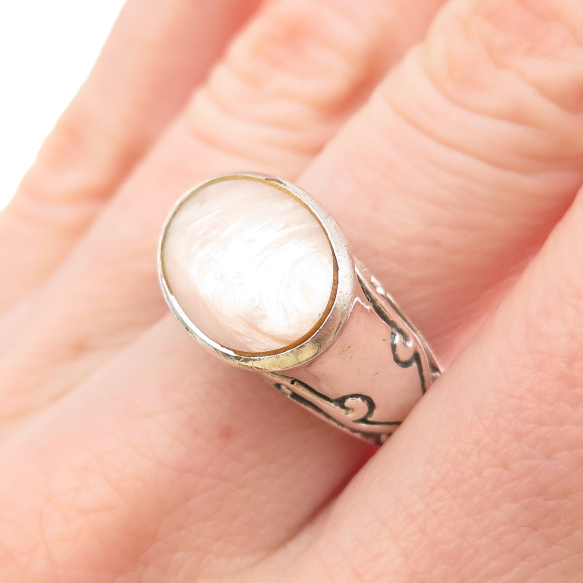 925 Sterling Silver Vintage Real MOP Modernist Scroll Oxidized Ring Size 8