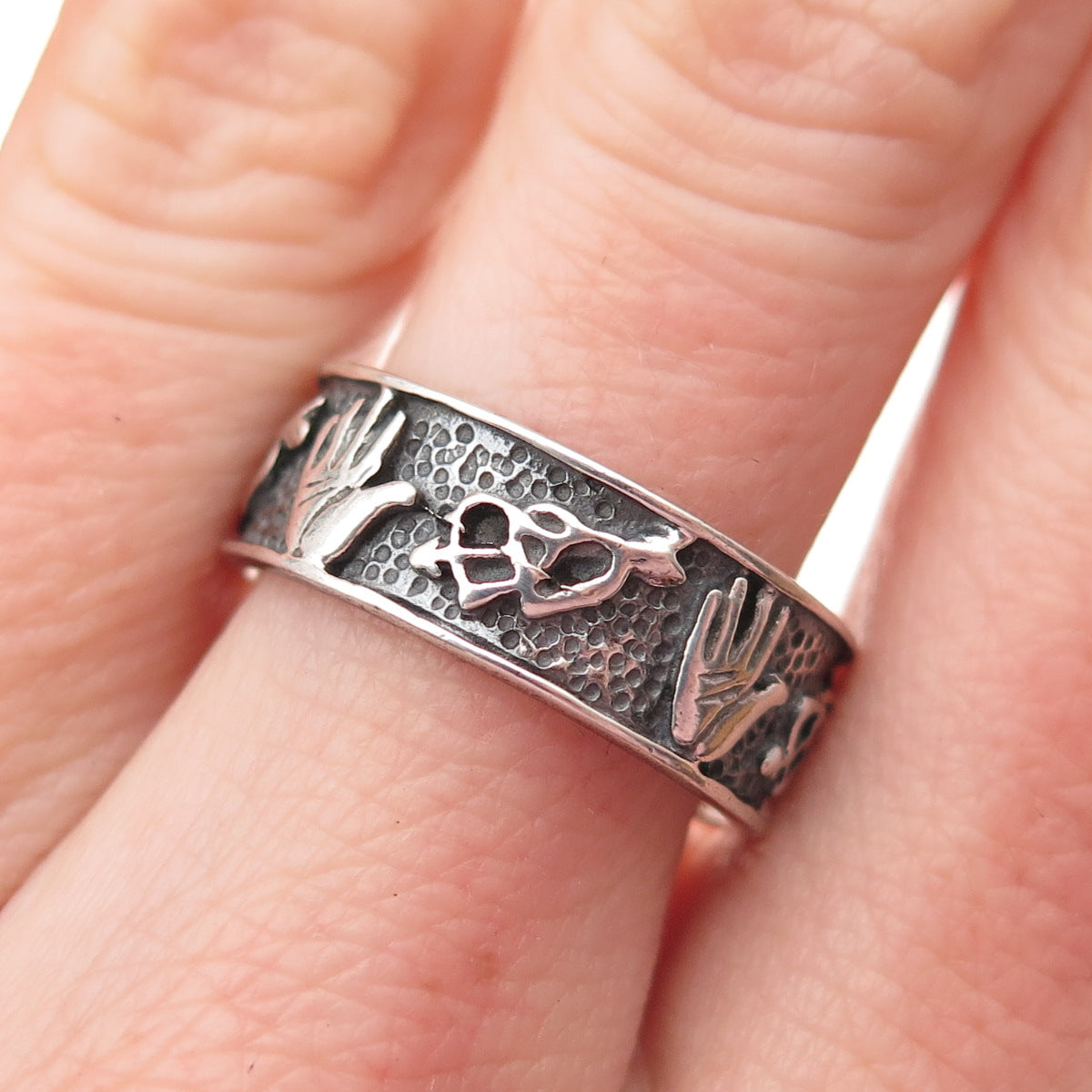 925 Sterling Silver Vintage Hand Palm & Hearts Oxidized Band Ring Size 7.75