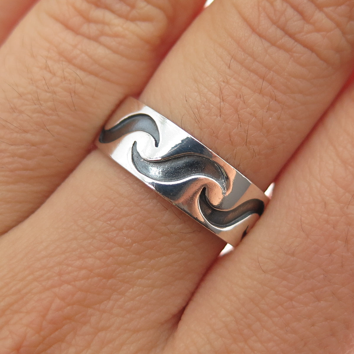925 Sterling Silver Vintage Modernist Wavy Oxidized Band Ring Size 8