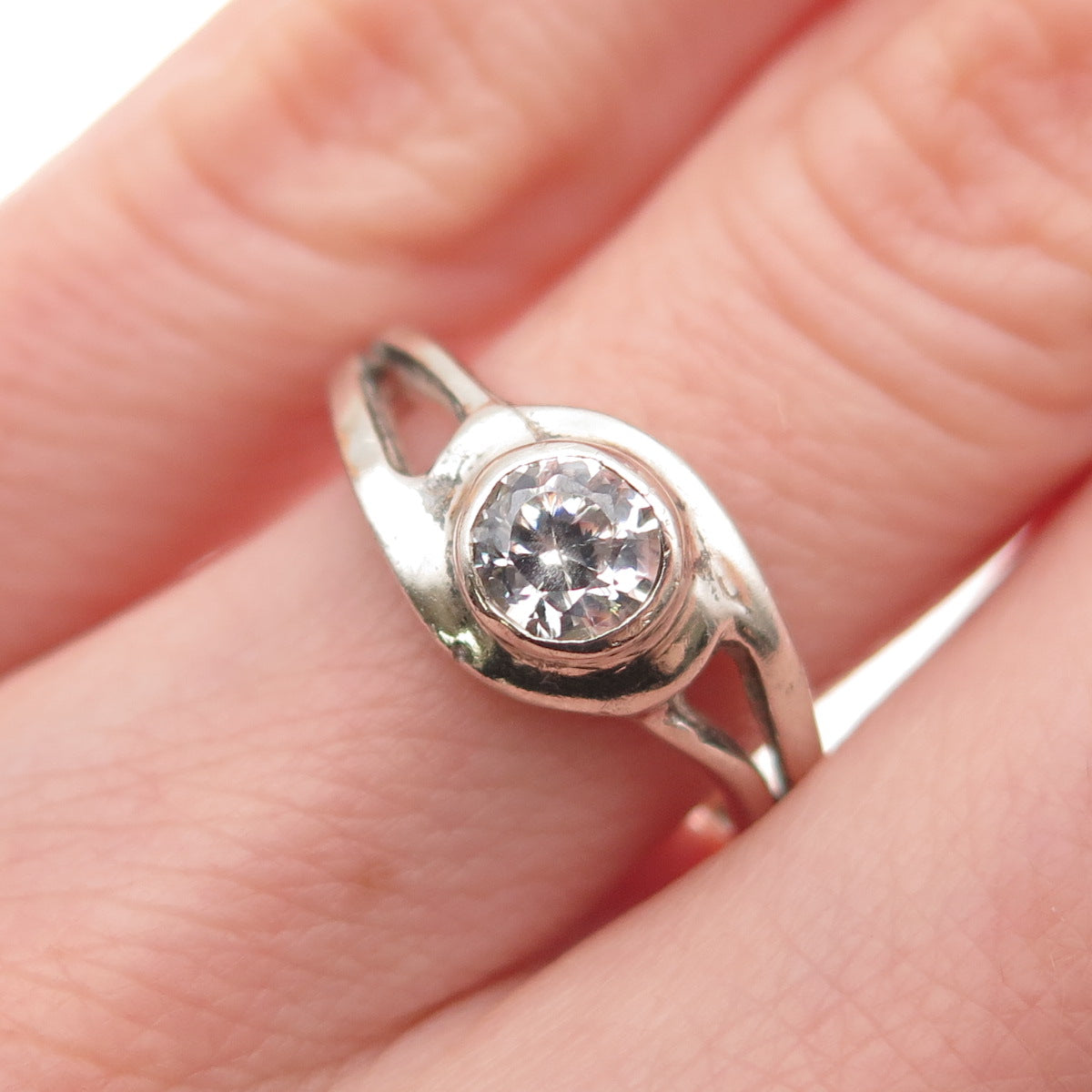 925 Sterling Silver Vintage Round-Cut C Z Modernist Ring Size 6.25