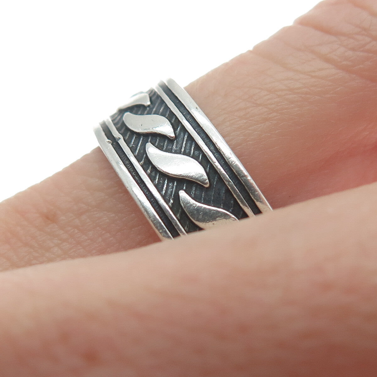 925 Sterling Silver Vintage Modernist Wavy Oxidized Band Ring Size 13.25