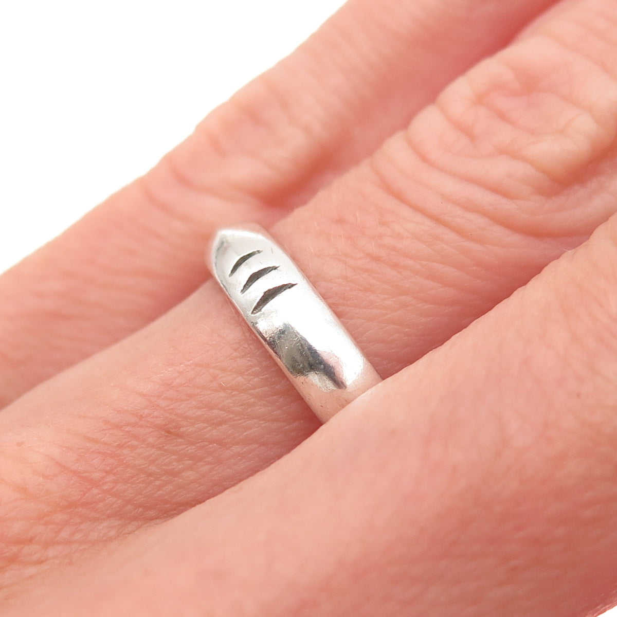 925 Sterling Silver Vintage Ribbed Oxidized Band Ring Size 5.75