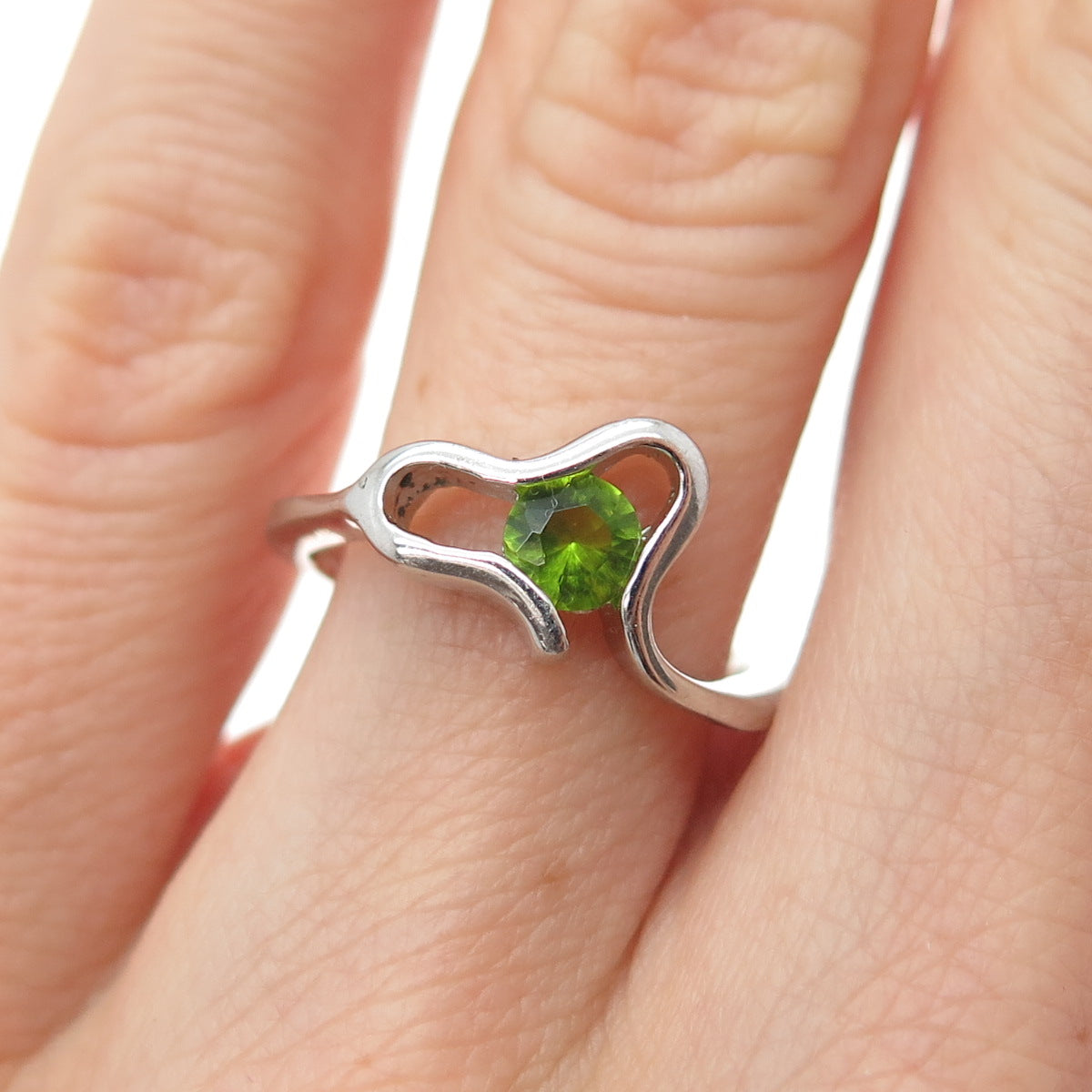 925 Sterling Silver Real Round-Cut Peridot Modernist Heart Ring Size 6.25