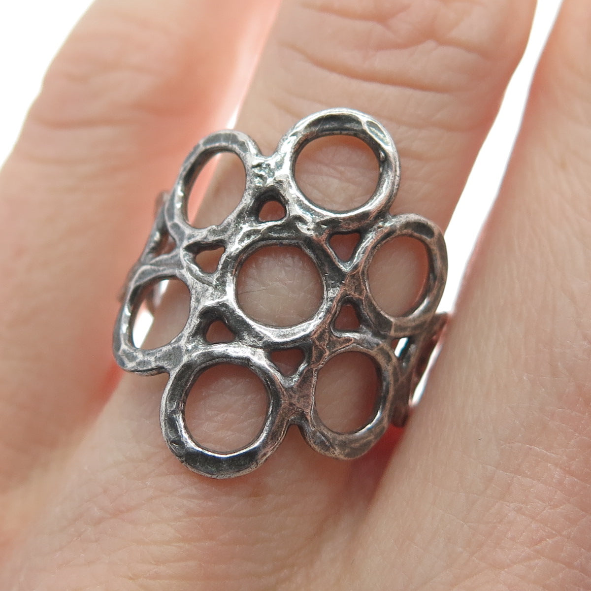 925 Sterling Silver Vintage Hammered Circles Oxidized Ring Size 7.75