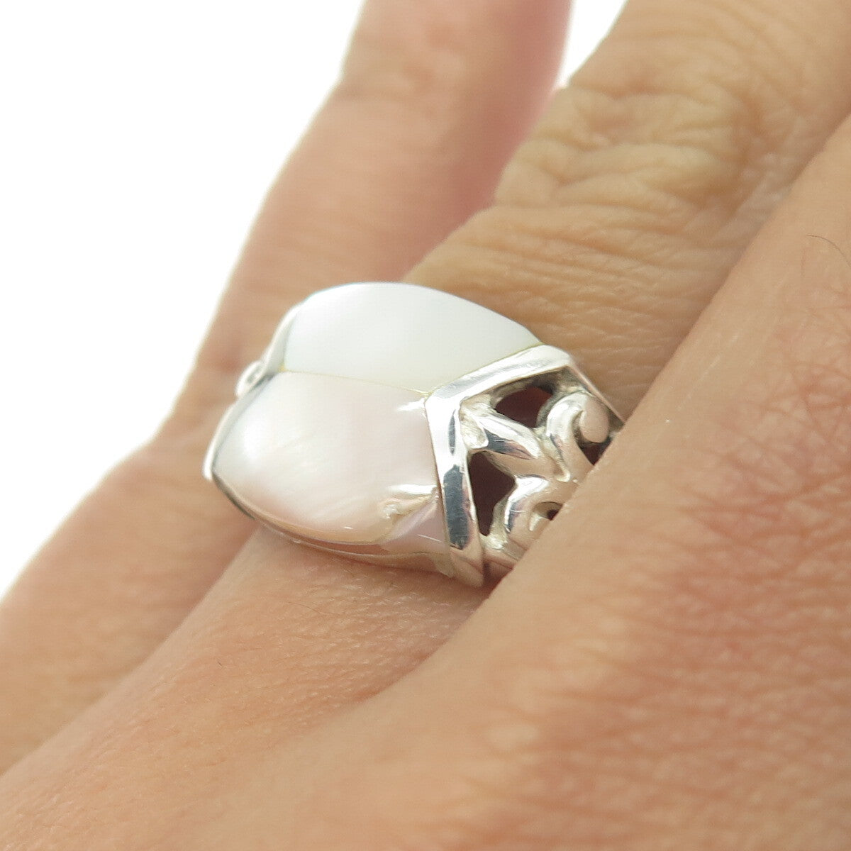 925 Sterling Silver Vintage Real Mother-of-Pearl Fleur-de-Lis Ring Size 7.25