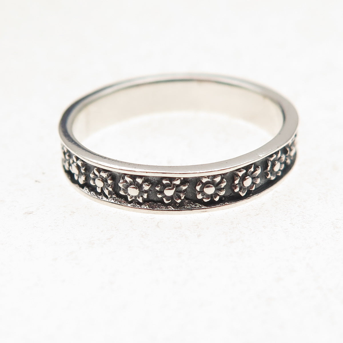 925 Sterling Silver Vintage Flower All Around Oxidized Band Ring Size 8