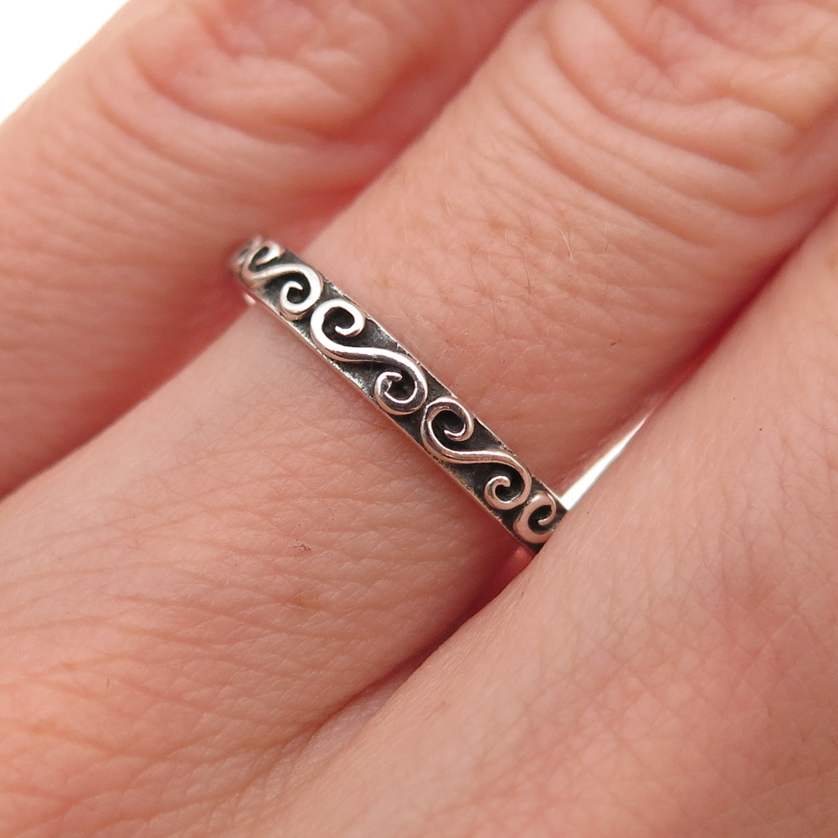 925 Sterling Silver Vintage Swirl Stackable Oxidized Band Ring Size 5.5