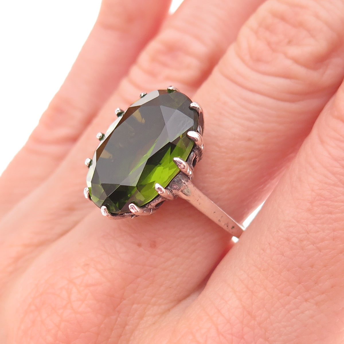 925 Sterling Silver Vintage Real Oval-Cut Peridot Ring Size 7.25
