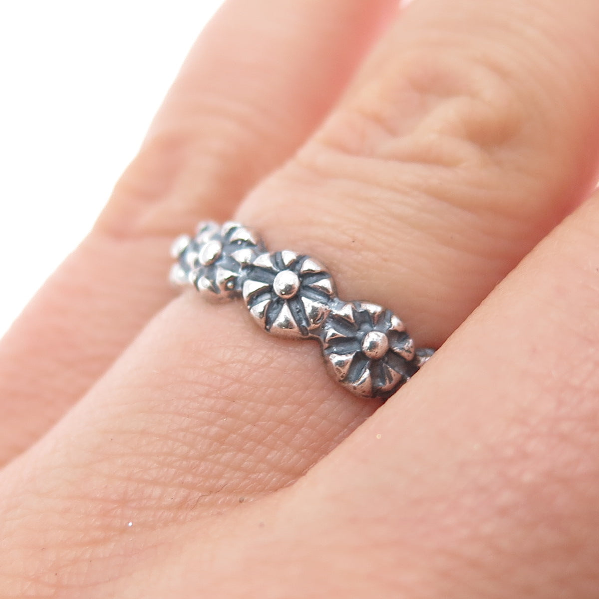 925 Sterling Silver Vintage Flower All Around Oxidized Band Ring Size 6.5