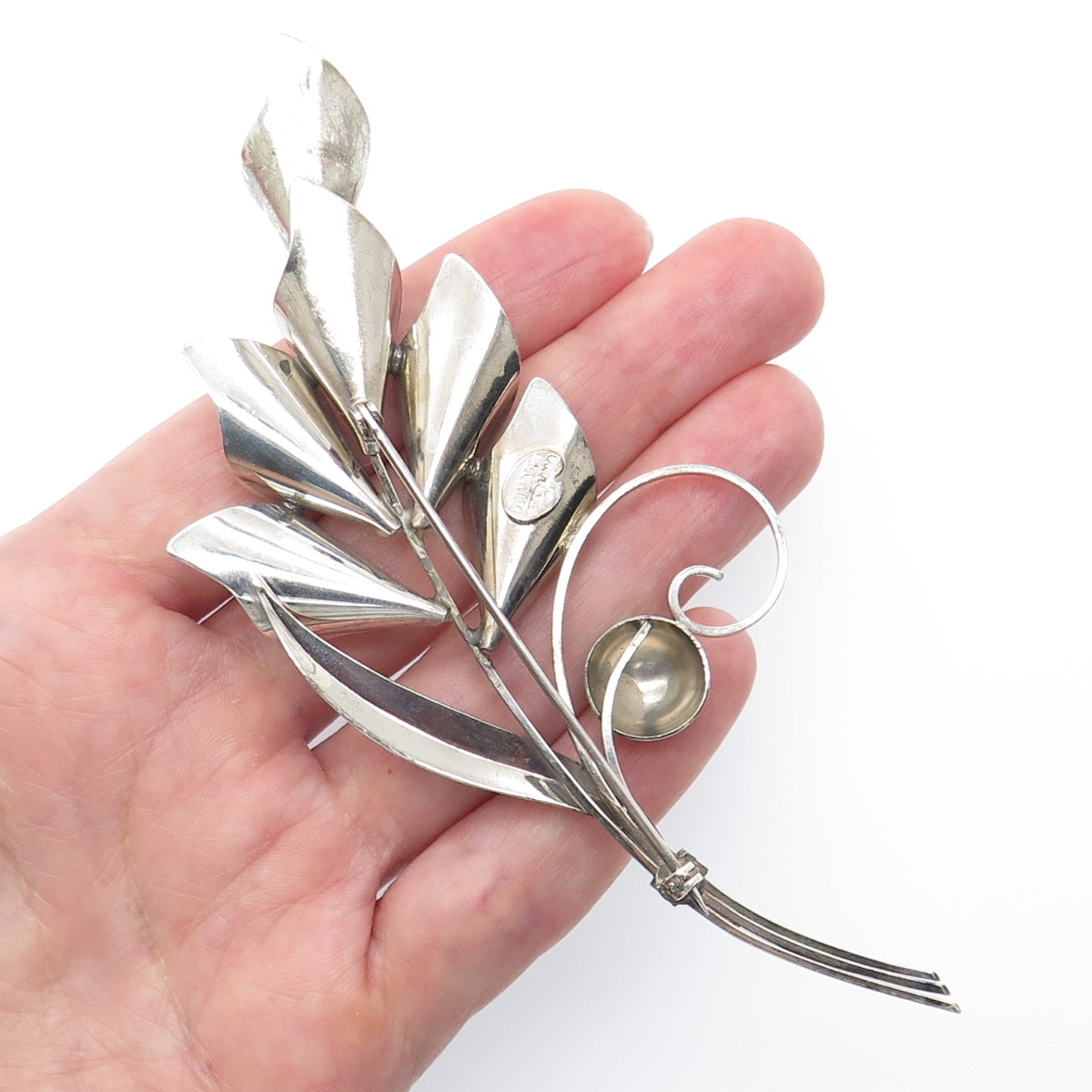 TRUART Sterling Silver Vintage Faux Pearl Calla Lily Flower Oxidized Pin Brooch