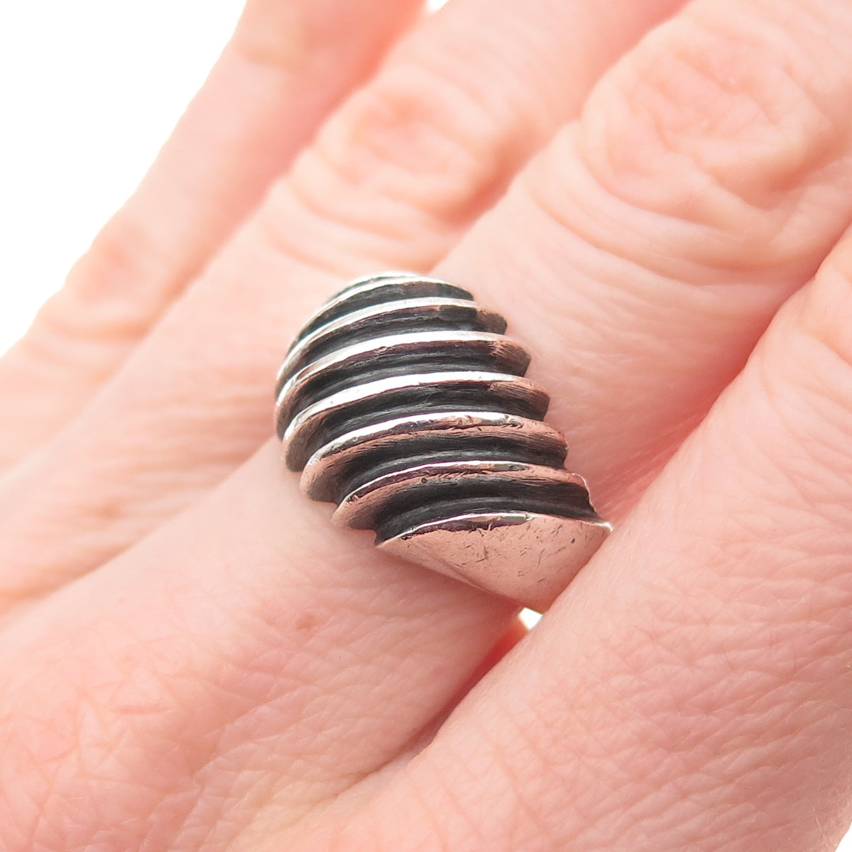 925 Sterling Silver Vintage Modernist Ribbed Oxidized Ring Size 7.5