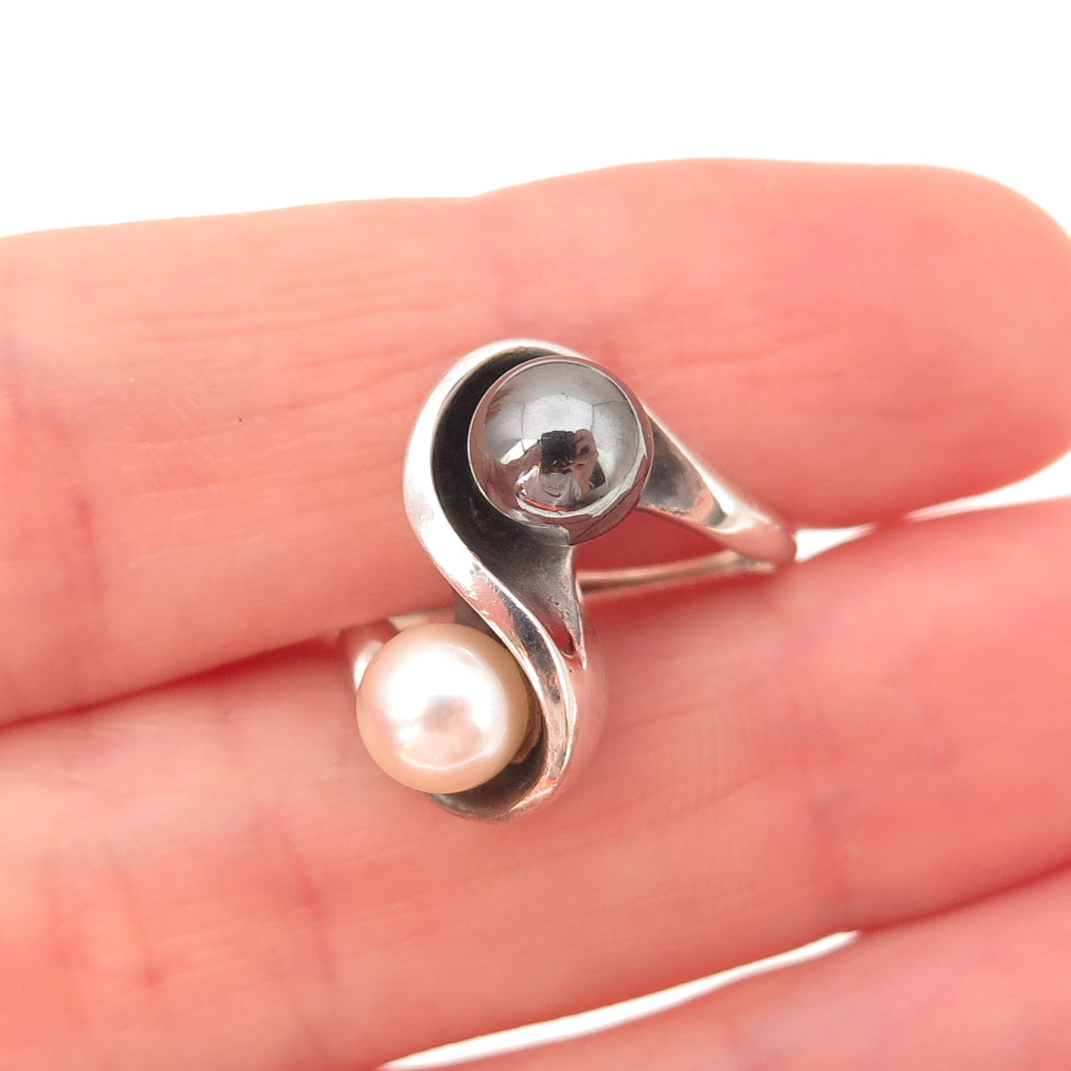 925 Sterling Silver Vintage Real Pearl & Hematite Modernist Ring Size 4.75