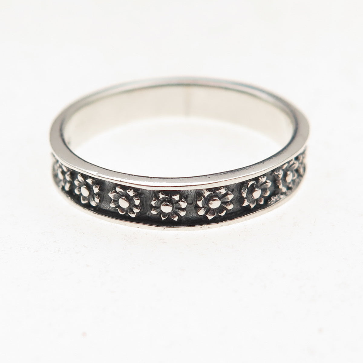 925 Sterling Silver Vintage Flower All Around Oxidized Band Ring Size 8
