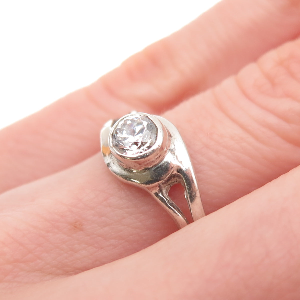 925 Sterling Silver Vintage Round-Cut C Z Modernist Ring Size 6.25