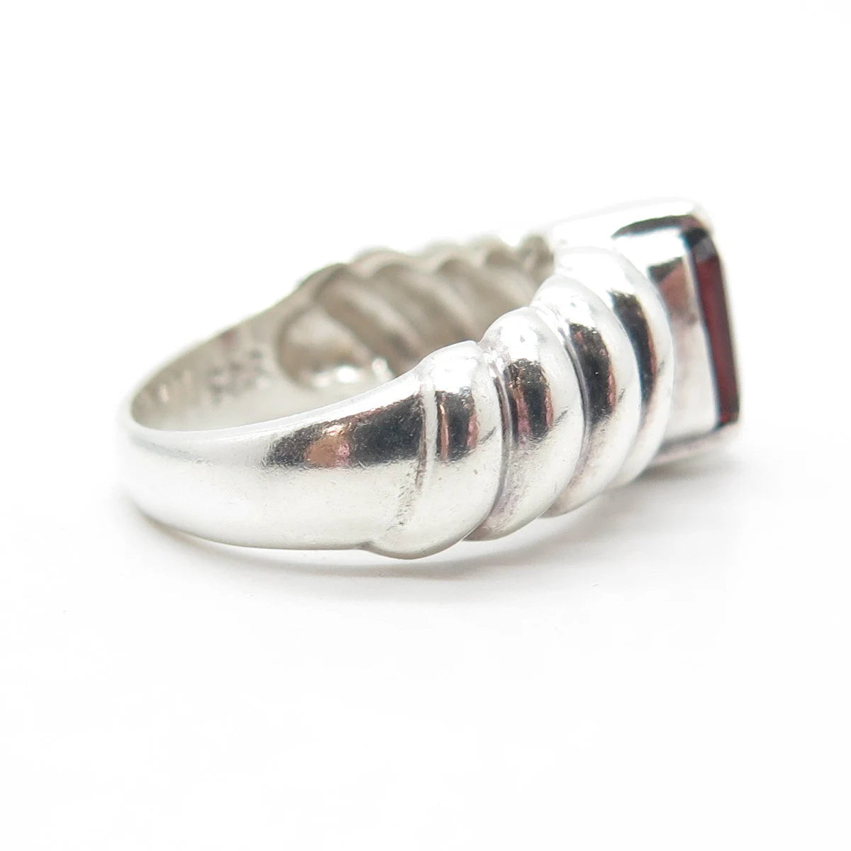 925 Sterling Silver Vintage Chapal-Zenray Red Garnet Puffy Ribbed Ring Size 6.75
