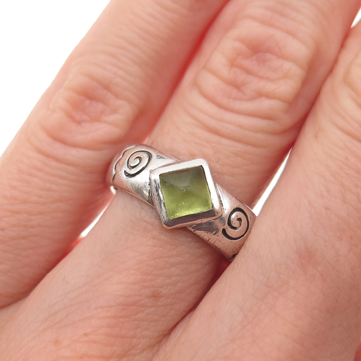 925 Sterling Silver Vintage MWD Real Peridot Spiral Oxidized Ring Size 6