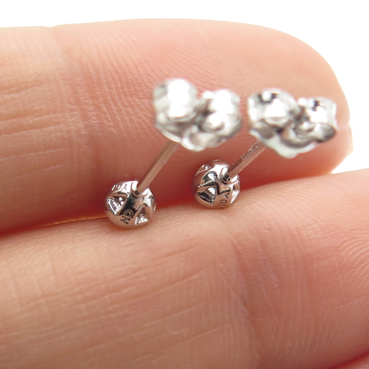 925 Sterling Silver Round-Cut Shaped C Z Stud Earrings