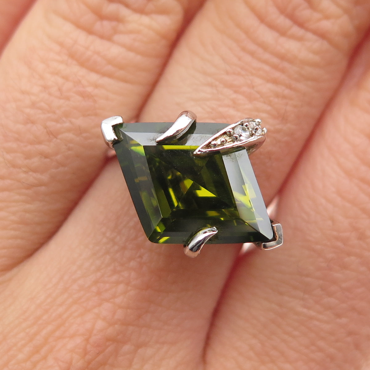 925 Sterling Silver Green & White C Z Modernist Ring Size 6.25